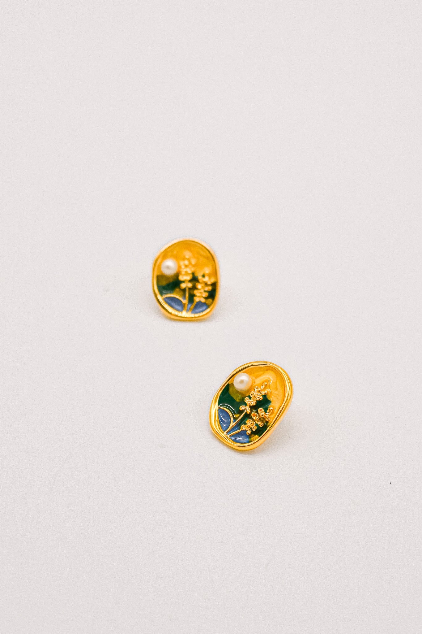 Van Pearl Stud Earrings