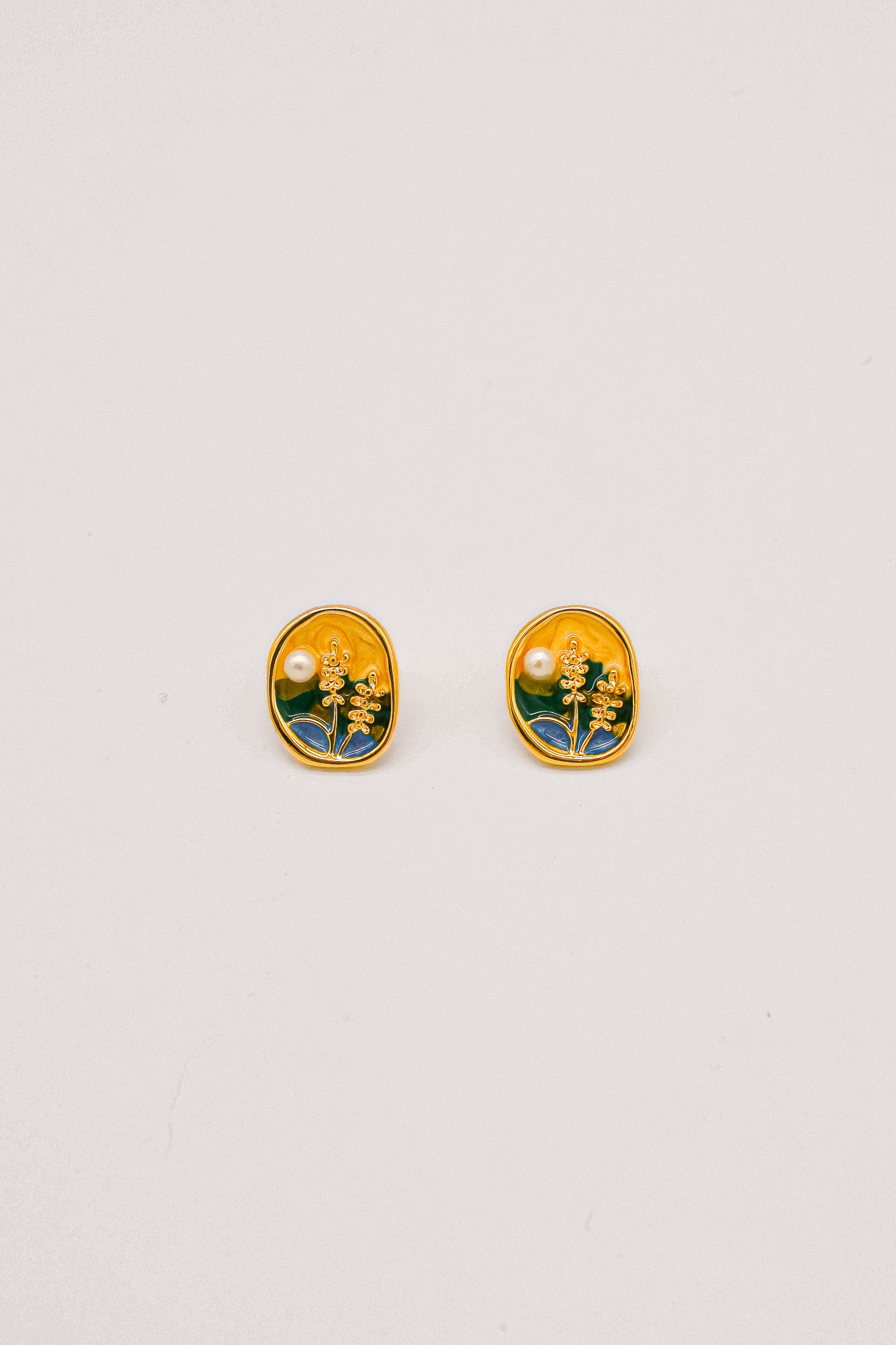 Van Pearl Stud Earrings