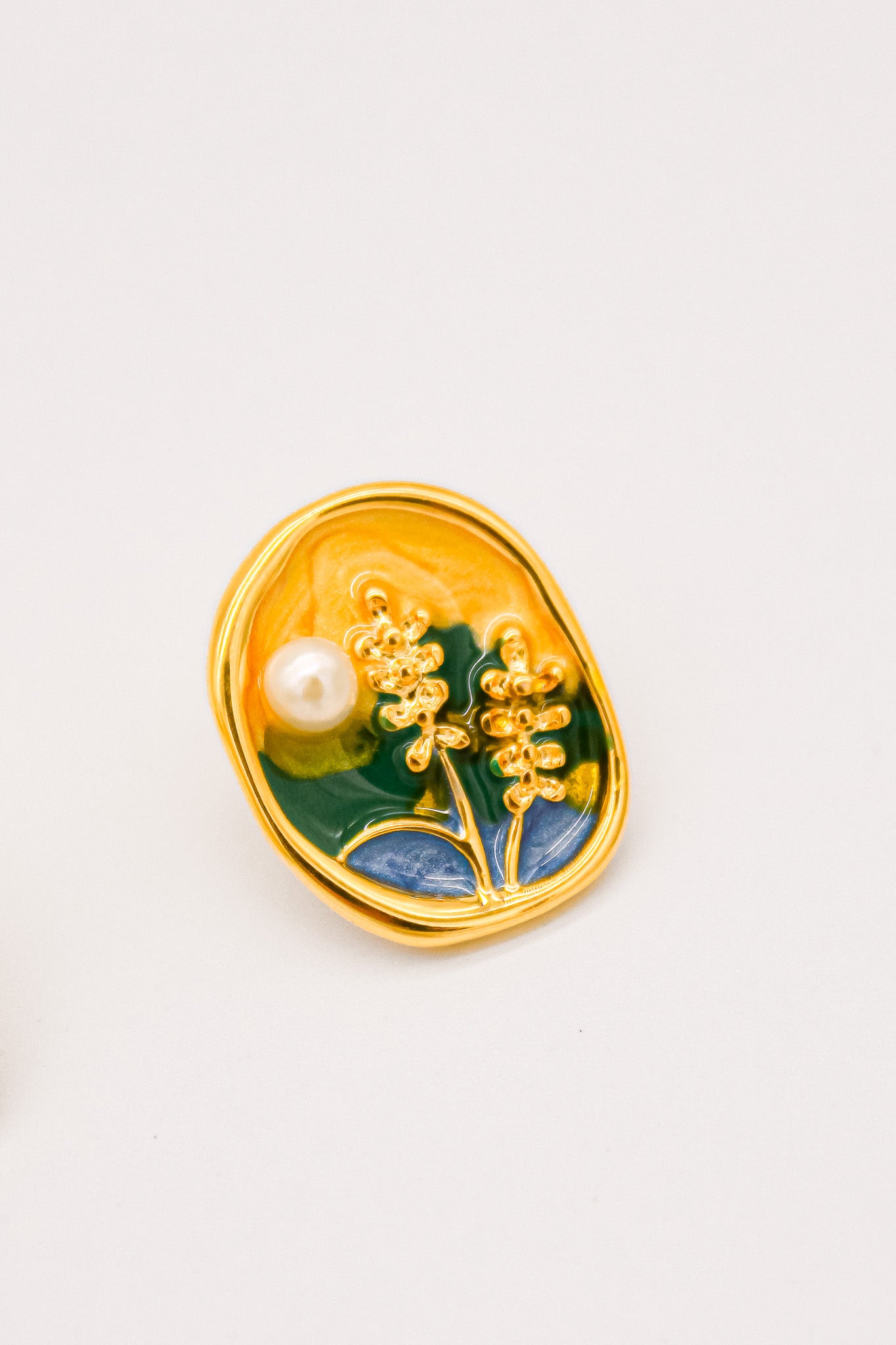 Van Pearl Stud Earrings