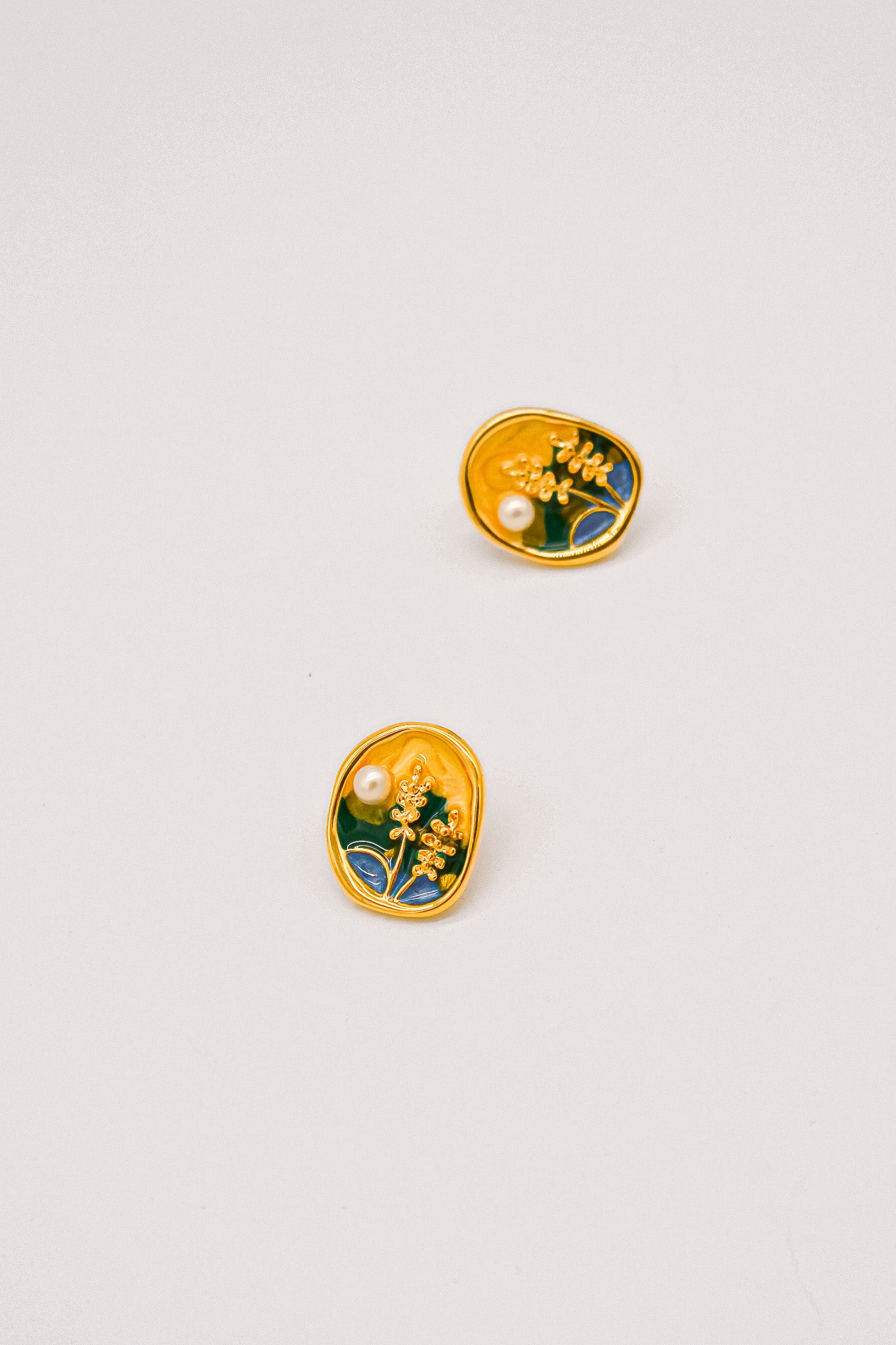 Van Pearl Stud Earrings
