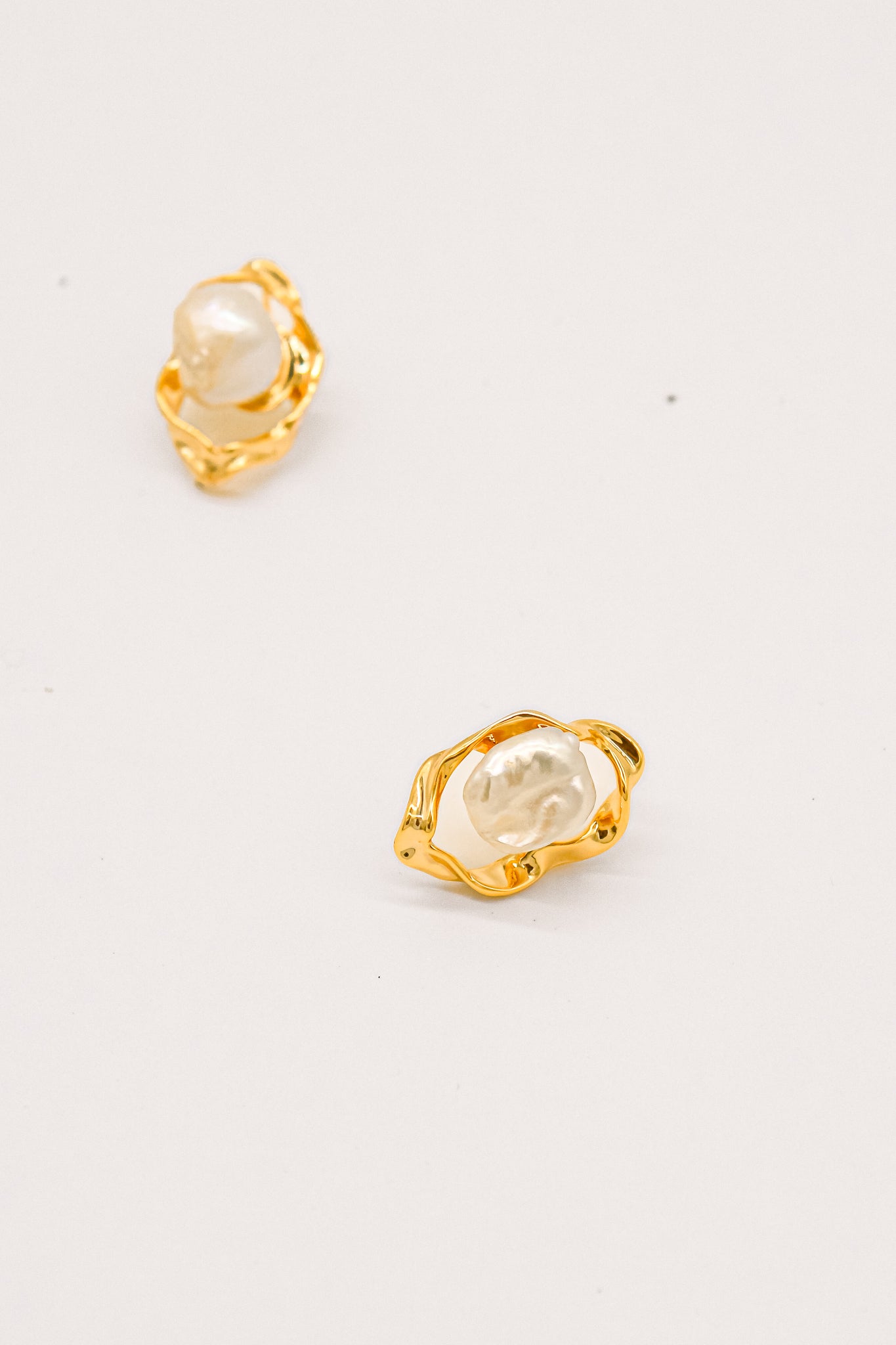 Baroque Pearl in the middle Gold Earrings