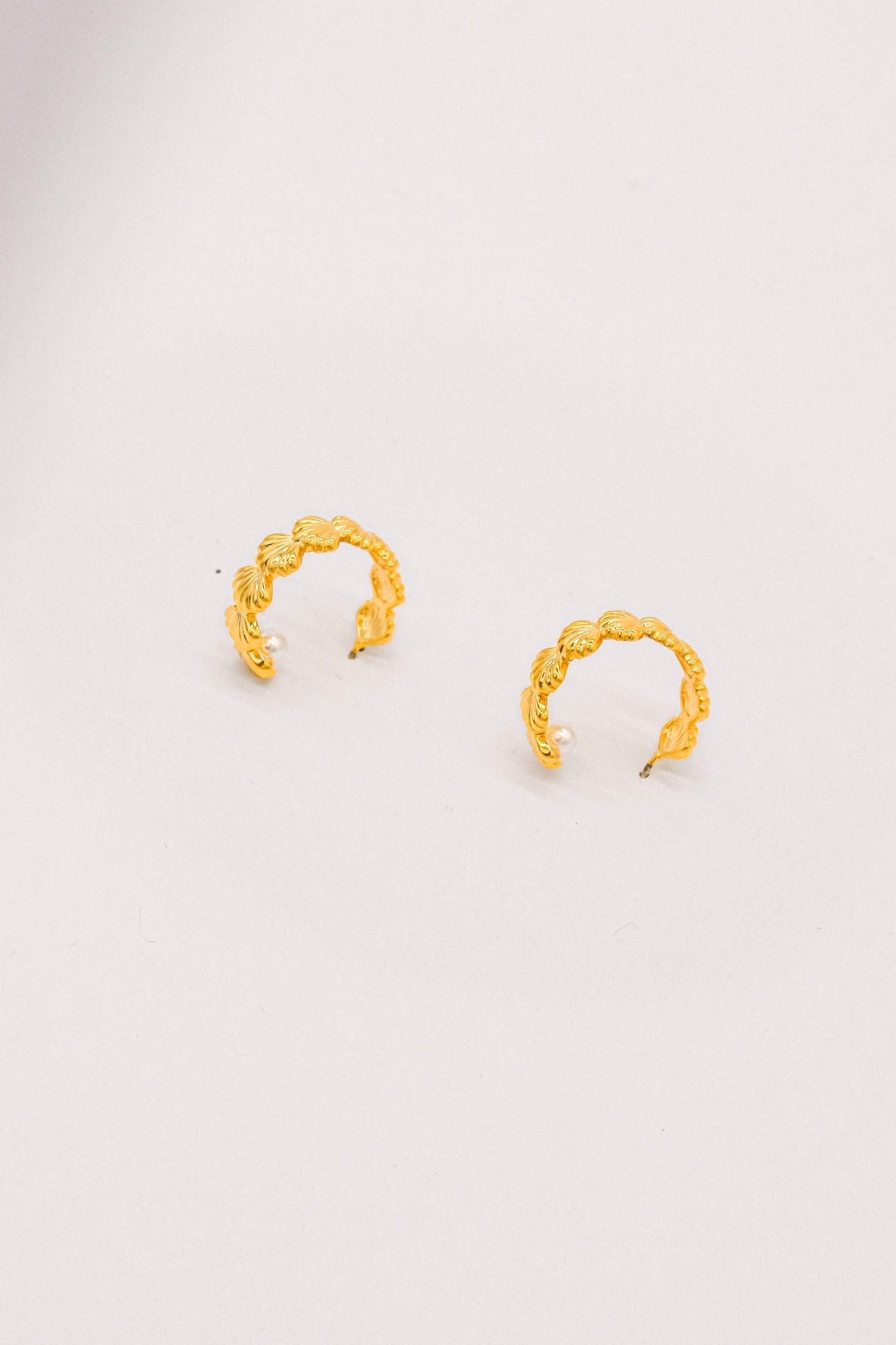 Shell shape earrings with Pearl Gold