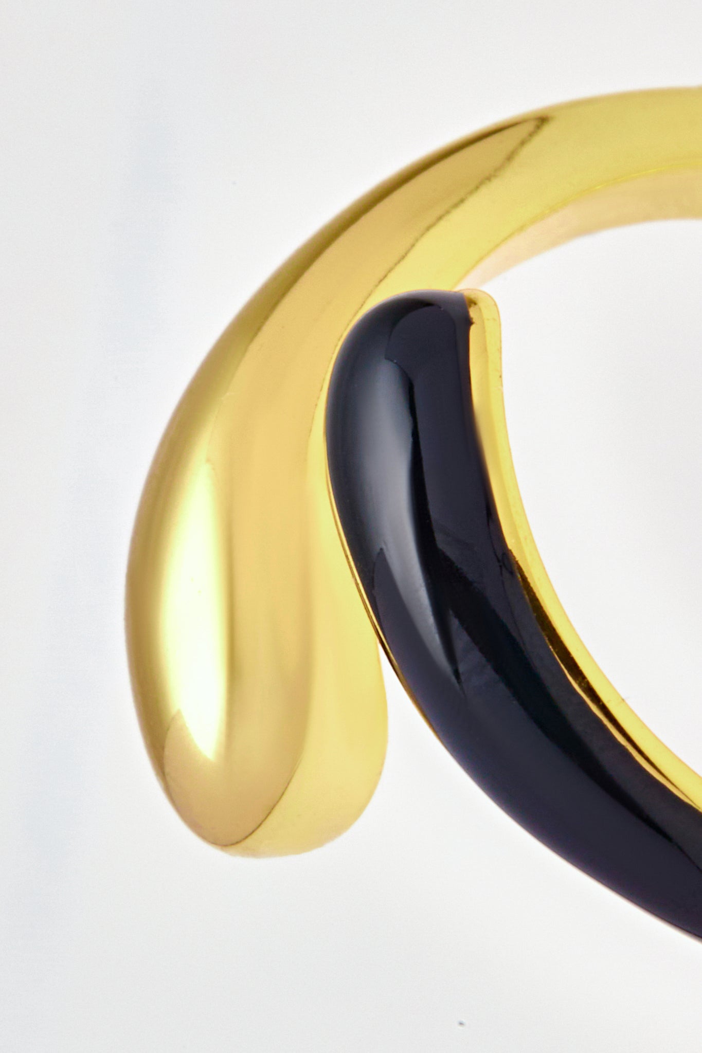 Overlap Round Black Enamel Gold Ring