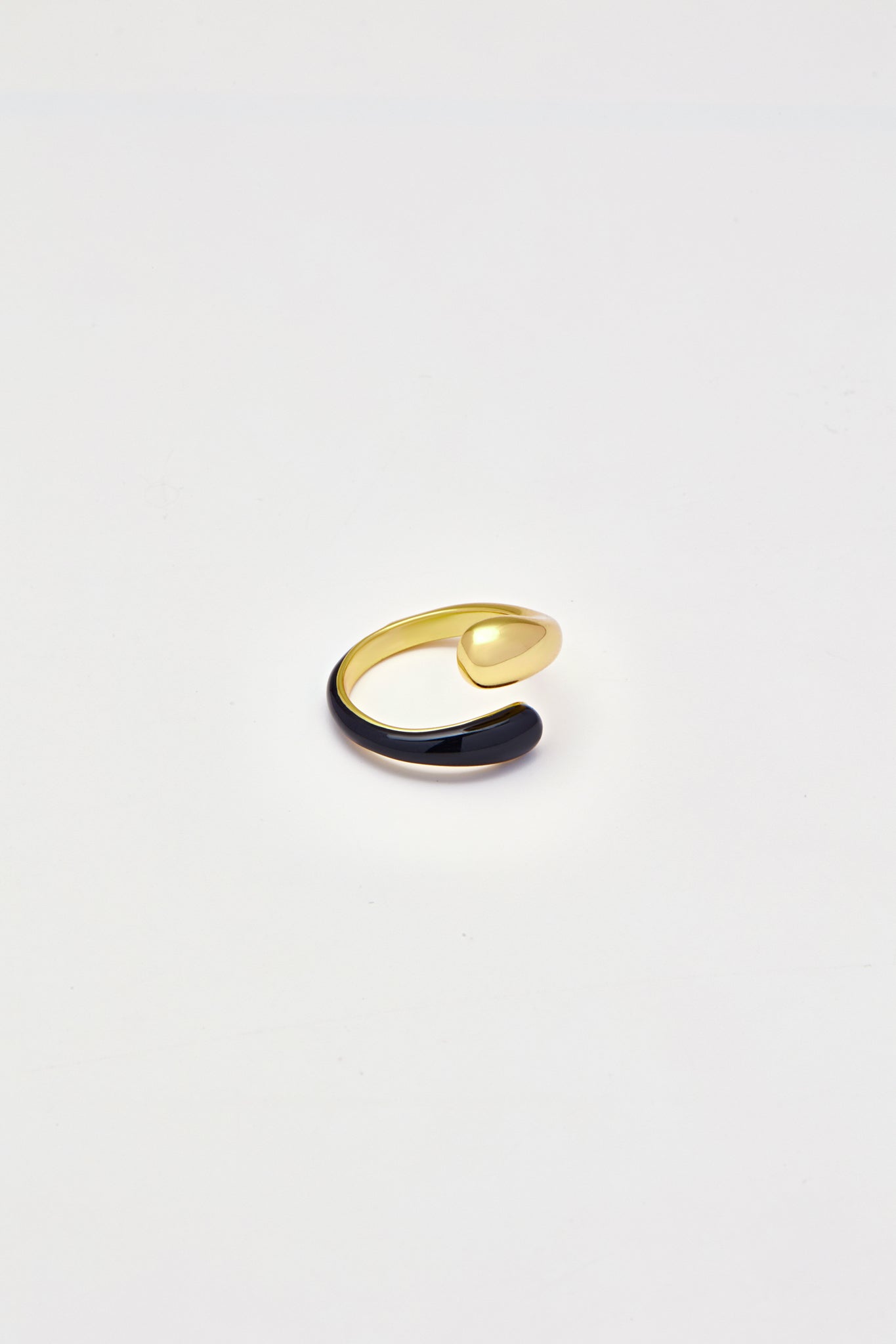 Overlap Round Black Enamel Gold Ring