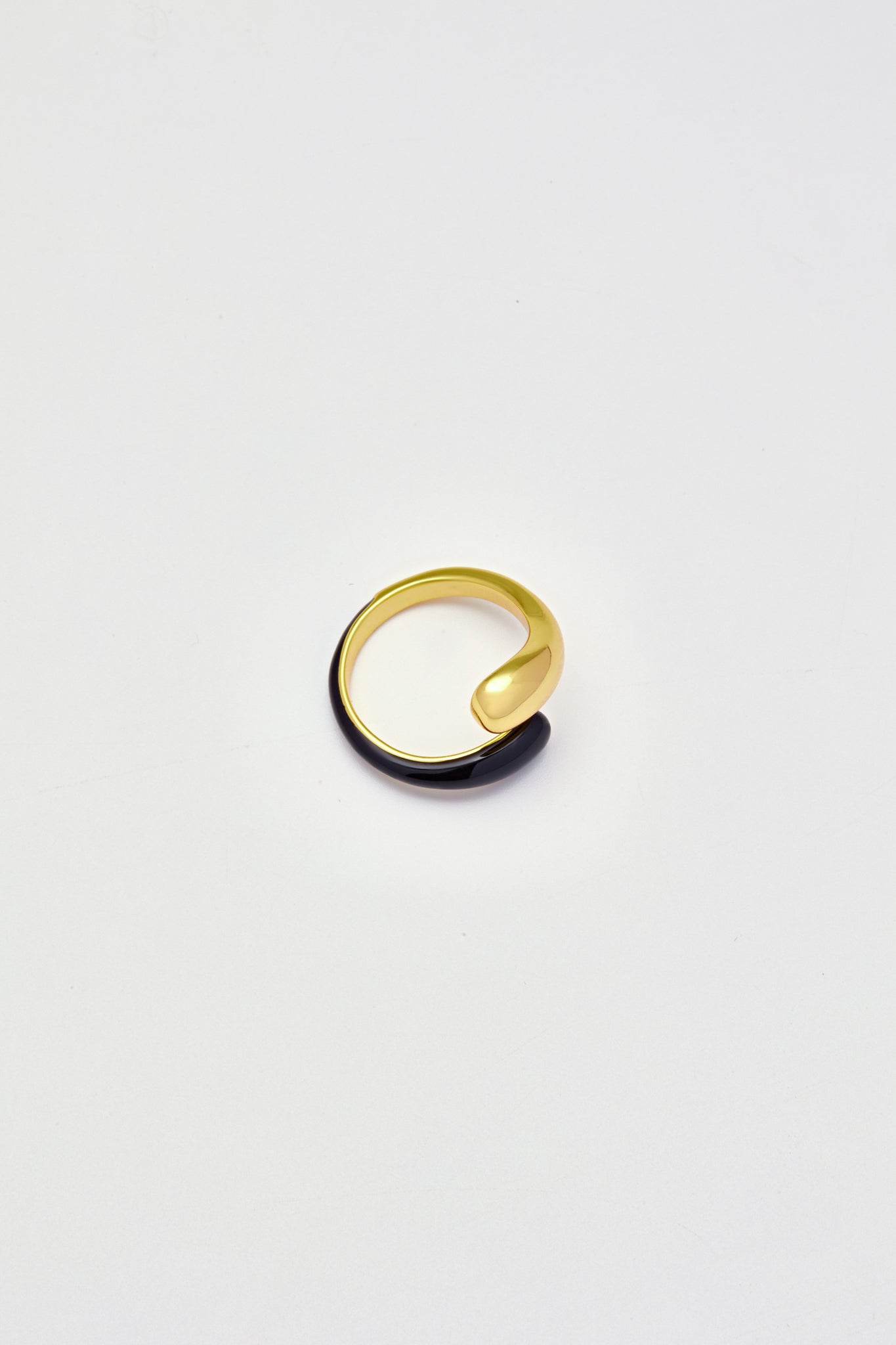 Overlap Round Black Enamel Gold Ring