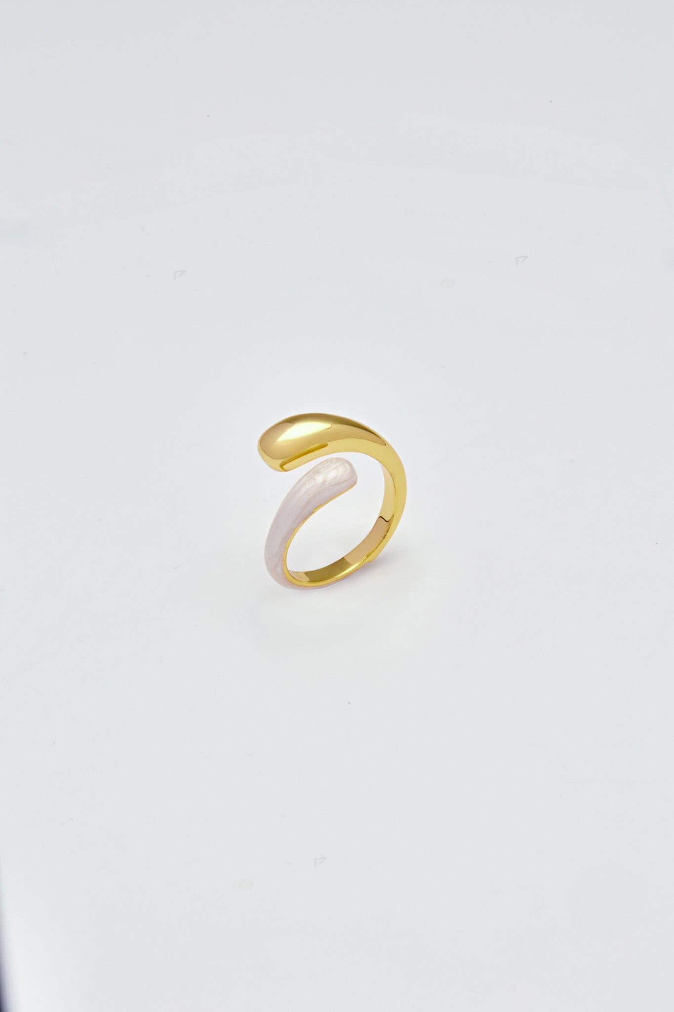 Overlap Round Pink Enamel Gold Ring